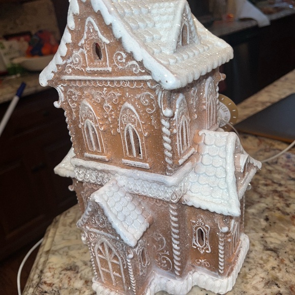GINGERBREAD HOUSE - Picture 2 of 3